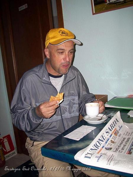 0004.JPG - Enrico fa colazione