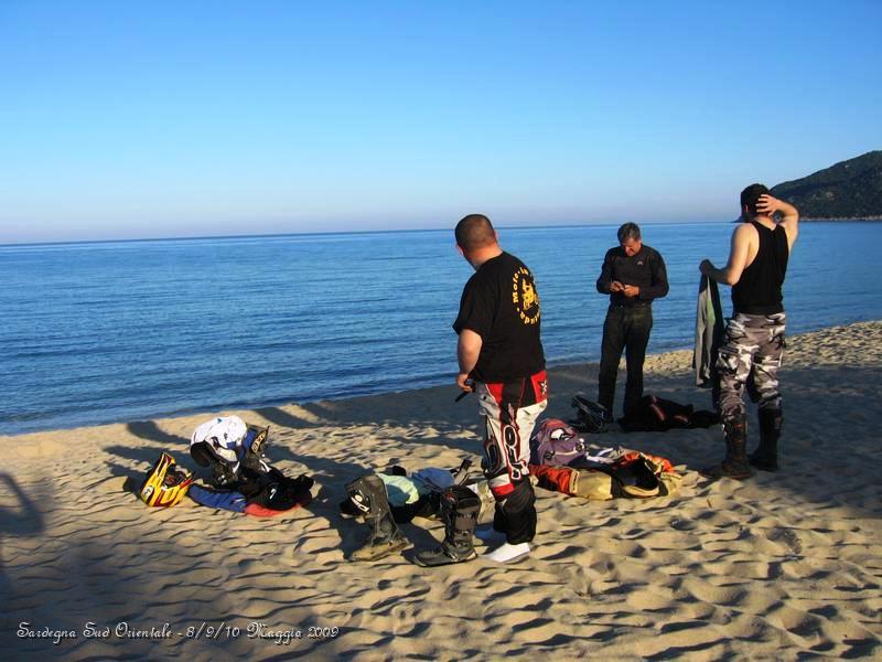 0205.JPG - Il Tour è finito, alcuni rientrano alle casette e altri vanno a fare un breve bagno in spiaggia...