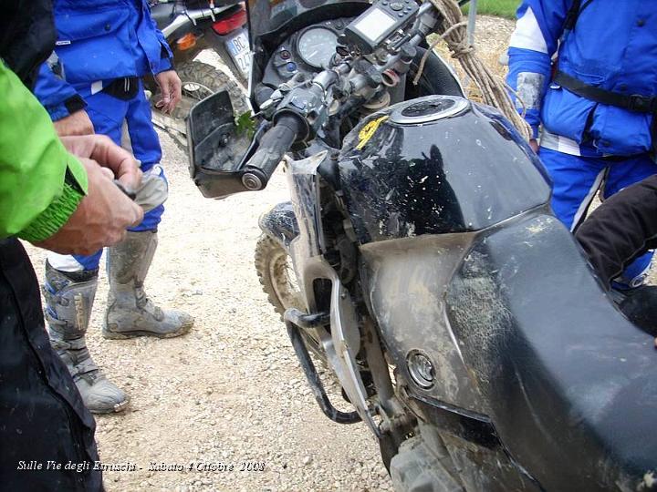 DSCN4471.JPG - Aggiunta di acqua gassata nel circuito di rafreddamento e si riparte !! :-)