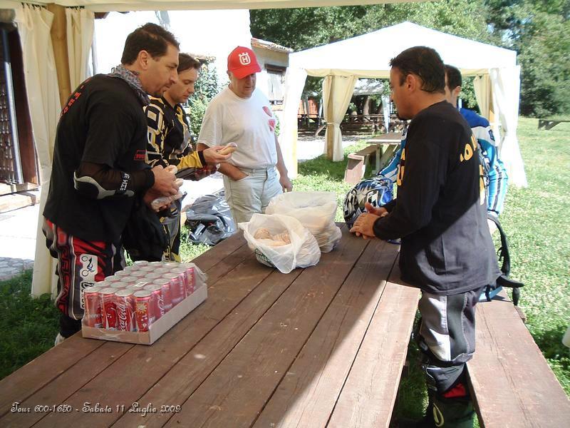 DSCF0786.JPG - Consegna dei panini, guardate Bombermax com'è interessato... :-)