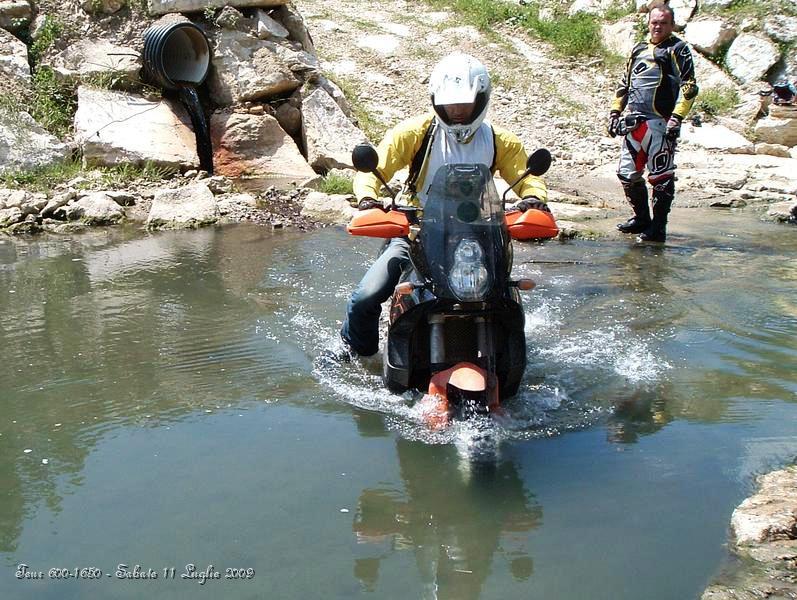 DSCF0876.JPG - Eheheh, Gianluca taglia corto, niente pietre, ma l'acqua è un po' profonda... Organizzatore del Tour e anche un bel manico !!