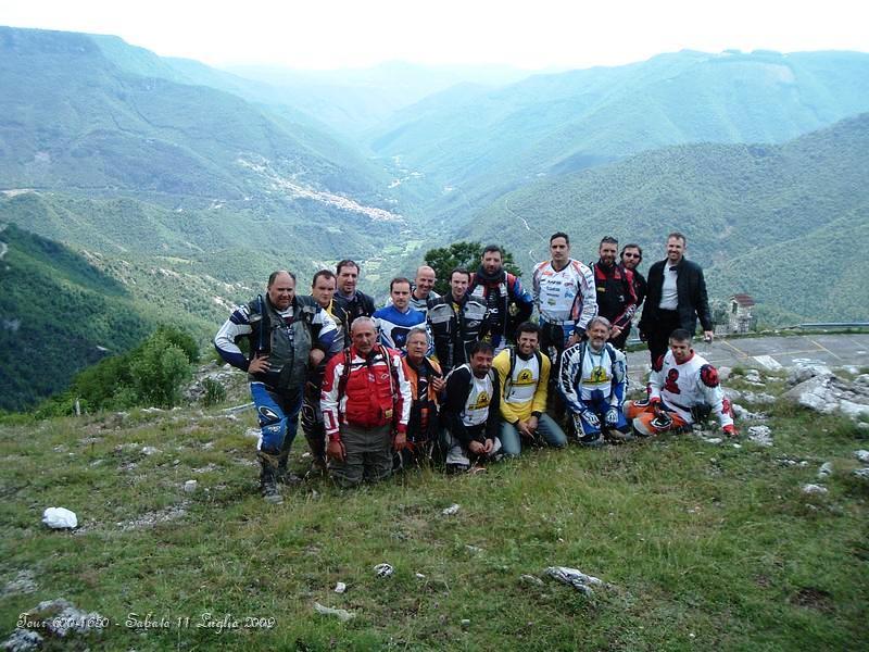 DSCF0960.JPG - Rispetto ai nostri giorni è cambiato il modo di arrivarci: con l'auto o con l'autobus o addirittura con motociclette e motorini, anche se molti paesi continuano la tradizione "a piedi". La presenza annuale dei fedeli è sempre grande a testimonianza della devozione intatta. L'enorme quantità di ex-voto di cui una parte significativa esposta dal 2003 nel museo annesso, testimonia la fede e la riconoscenza per i miracoli ricevuti dalle persone verso la Santissima Trinità.