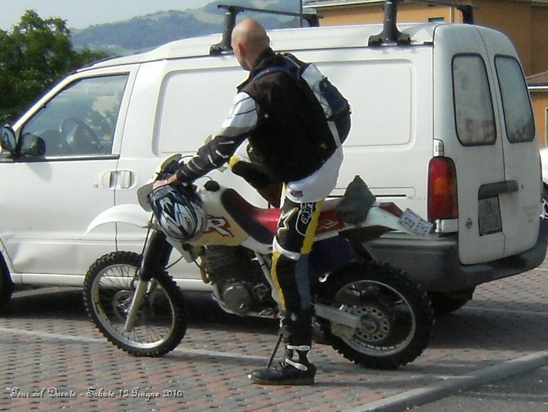 011.JPG - Ah, questa dovrebbe essere una Xr 600, pare tanto una bicicletta sotto i 2 metri di Marione... sono passati circa 2 anni prima di rivedere questo personaggio...