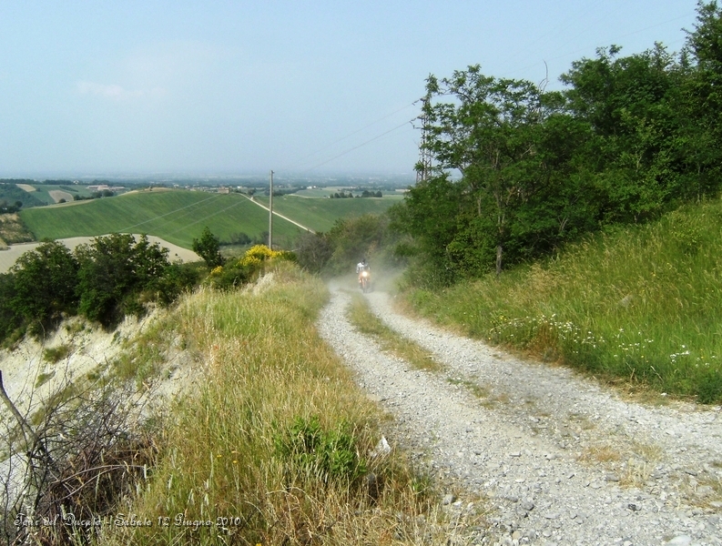 077.JPG - Salita tra le colline parmensi...