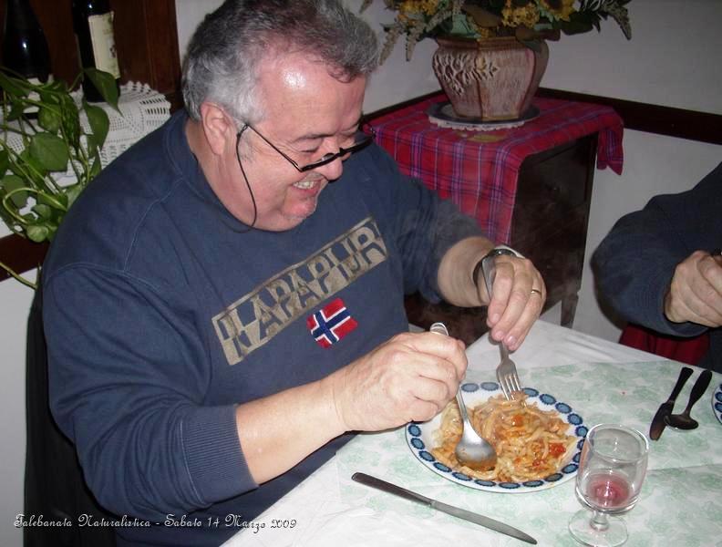 0012.JPG - Renato impasta i pici :-)