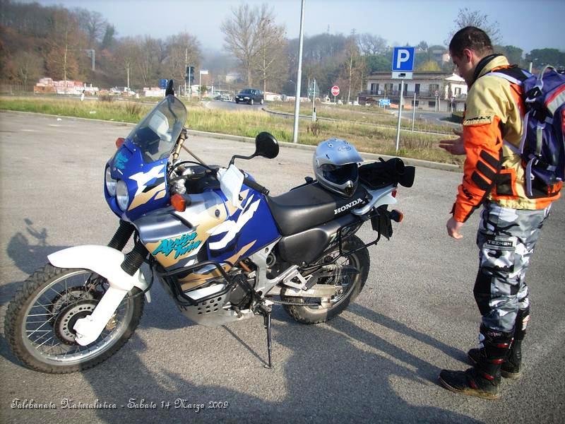 0022.JPG - Eccoci, una splendida Africa Twin ed il Ragazzo alla prima uscita con noi, un gran manico !! Grande Michele !! :-)