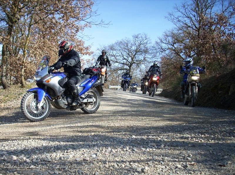 0051.JPG - Il Bassi viene tallonato da una decina di moto :-)