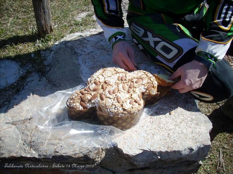 0102.JPG - Stefano s'è portato la colomba pasquale!! :-)