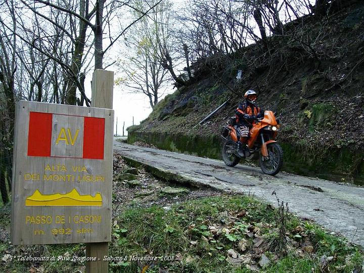 0092.JPG - Il suo percorso è suddiviso in 44 tappe di diversa lunghezza e difficoltà ed è segnalato con un segnavia rosso-bianco-rosso con la scritta AV nella parte bianca. Il terminale occidentale è posto a Ventimiglia, al confine con la Francia, mentre il terminale orientale si trova a Ceparana, nella piana di Sarzana, al confine con la Toscana.