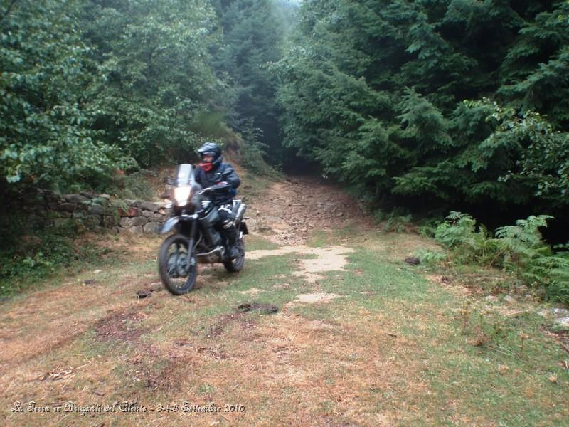 P9030427.JPG - Le difficoltà aumentano e tra la pioggia e le sassaie per le moto pesanti  son dolori...