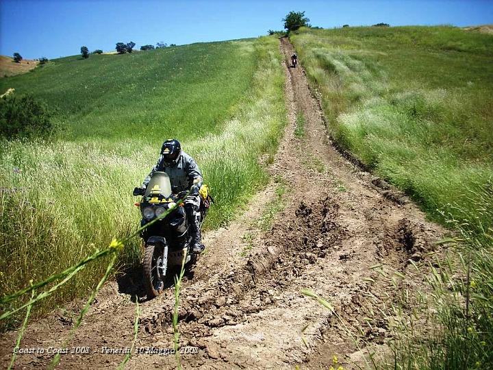 DSCN2836.JPG - L'Africona ha il parafango anteriore quasi inchiodato dal fango