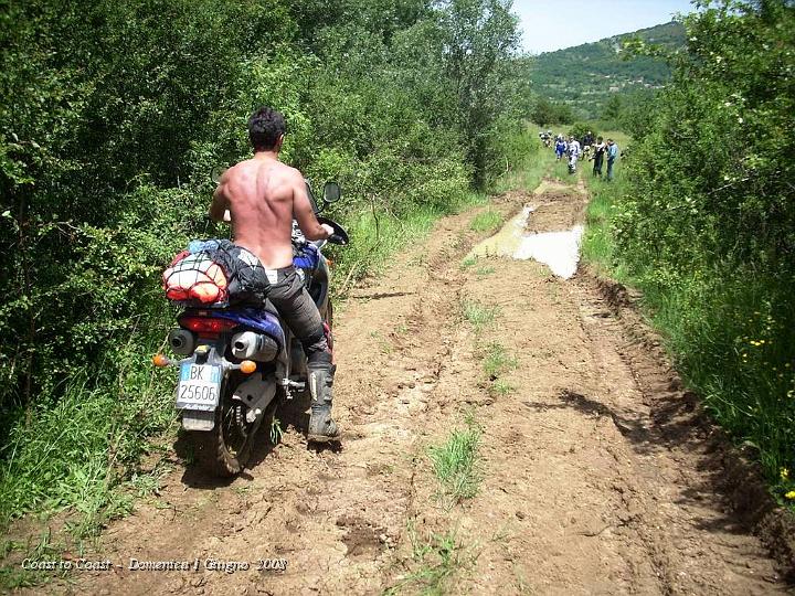 DSCN3162.JPG - Aprilia ko, si rompe la pedalina del cambio. Enrico abbandonerà il Tour e ci aspetterà in Agriturismo.