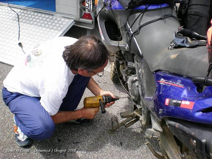 DSCN3163.JPG - Enrico troverà un meccanico che risolverà il problema, ma salterà il Tour dell'intero pomeriggio.