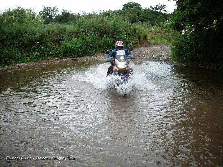 DSCN3420.JPG - Anche Enrico senza indugio affronta il Guado con la sua Aprilia Pegaso