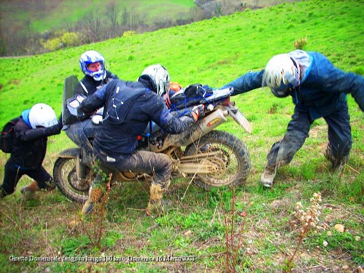 DSCN2084.JPG - Ammazza che pendenza, ma la compagnia della spinta è forte !! :-)