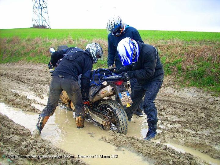 DSCN2098.JPG - Manco in tre e prendendola per le orecchie, ehm, volevo dire pedaline .. tocca alzarla di peso .. :-)