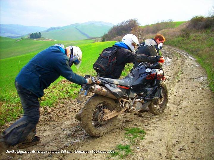 DSCN2120.JPG - Cercando punti meno fangosi si avanza.. , il peggio è passato,, :-)