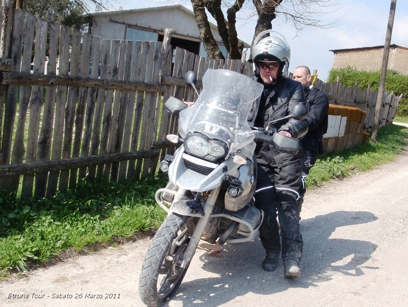 P3260242.JPG - Il mitico Antonio con la sigaretta sulle labbra e il casco aperto.. ho visto questa usanza a poche persone.. eheheh... accompagnano la signora Bmw dentro allo steccato di un podere di campagna...