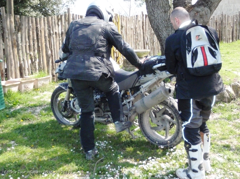 P3260244.JPG - Ale', la signora Bmw posteggiata.. nel pomeriggio sarà caricata sul carrello dallo stesso Antonio...