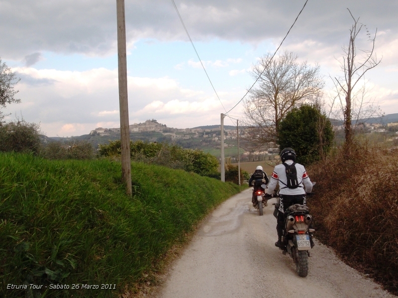 P3260335.JPG - Ed ecco l'arrivo, davanti a noi il ridente Paese di Amelia, un Comune della provincia di Terni che sorge nelle immediate vicinanze dei Monti Amerini, sulle valli del fiume Tevere, tra le campagne dell'Umbria e i folti boschi circostanti.