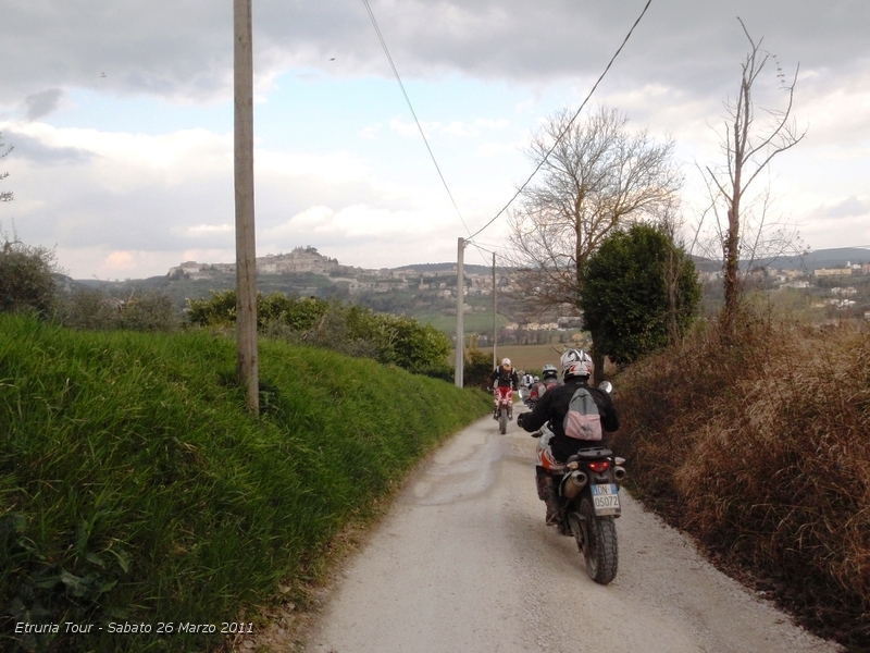 P3260336.JPG - Ed ecco l'arrivo, davanti a noi il ridente Paese di Amelia, un Comune della provincia di Terni che sorge nelle immediate vicinanze dei Monti Amerini, sulle valli del fiume Tevere, tra le campagne dell'Umbria e i folti boschi circostanti.