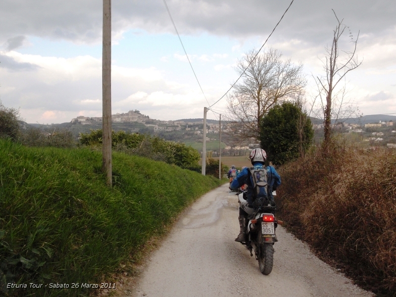 P3260337.JPG - Ed ecco l'arrivo, davanti a noi il ridente Paese di Amelia, un Comune della provincia di Terni che sorge nelle immediate vicinanze dei Monti Amerini, sulle valli del fiume Tevere, tra le campagne dell'Umbria e i folti boschi circostanti.