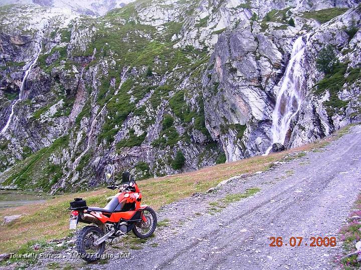 0088.JPG - Le moto sono belle lavate dalla pioggia della notte. (Sabato 26)