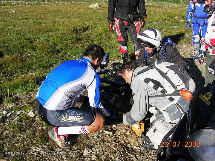 0089.JPG - Lungo la strada troviamo un ciclista che ha forato e non ha nulla per riparare la camera d'aria..(Sabato 26)