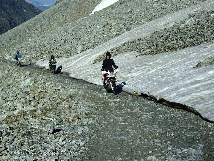 0095.JPG - Ai lati c'è ancora neve. (Sabato 26)