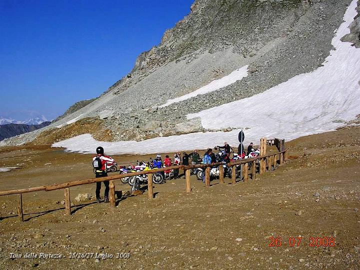 0107.JPG - Si scende dalle Moto (Sabato 26)