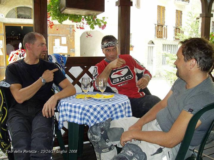 0171.JPG - Chissà se Nuvola ce l'ha con le Moto o con le Donne .. visto lo sguardo presumo con la senconda ipotesi.. eh eh :-) (Sabato 26)