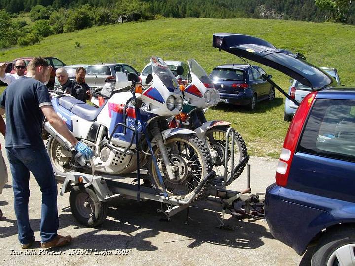 0201.JPG - Tour finito, gli Ascolani caricano le due Afriche. Che vergogna vedere due Bicilindriche sul carrello.. e dire che questi sono Guerrieri.. mah !? :-) (Domenia 27)