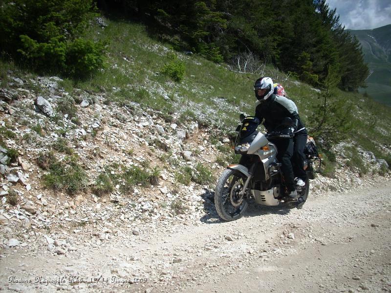 DSCN5924.JPG - Grande Luca e grande Carmen, in piedi entrambi sulla salita sterrata.