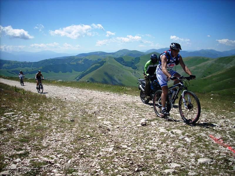 DSCN5928.JPG - Peppe da Napoli in mezzo alle bici.