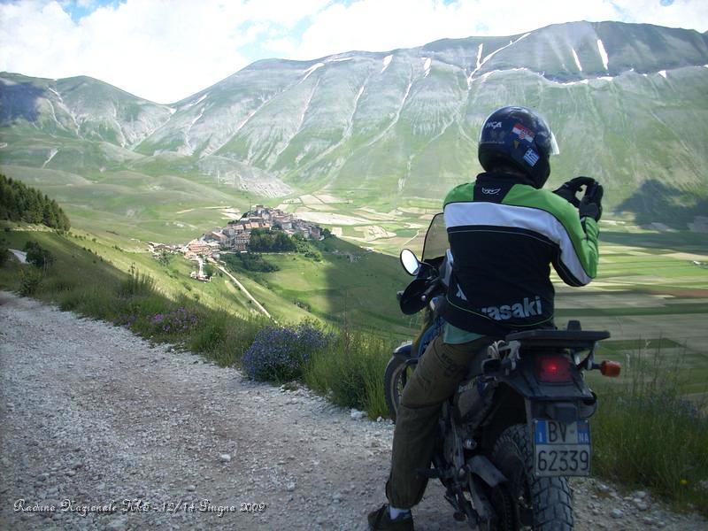 DSCN5946.JPG - Davanti a noi Castelluccio di Norcia con il Monte Vettore con delle lingue di neve.