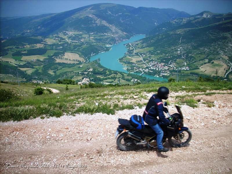 DSCN5968.JPG - Sotto di noi il Lago di Fiastra.