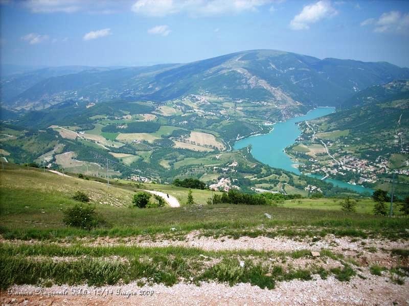 DSCN5970.JPG - Il Lago di Fiastra, un vasto bacino artificiale formato con la costruzione di una diga di sbarramento del fiume Fiastrone di dimensioni imponenti: 86 metri di altezza e 360 di lunghezza.