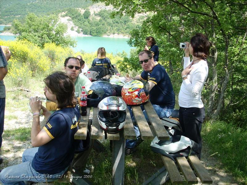 DSCN5990.JPG - Pranzo ai piedi del Lago di Fiastra in un area attrezzata.