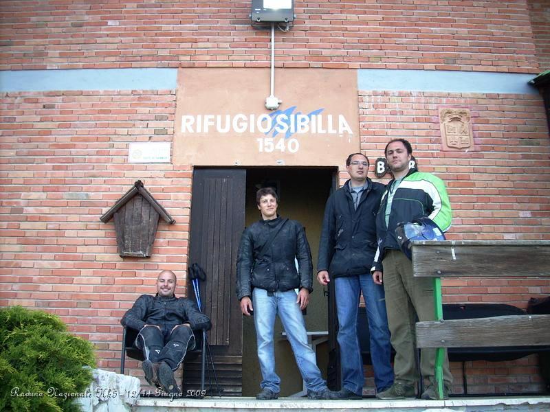 DSCN6010.JPG - Ecco il Rifugio Sibilla, molto vicino a noi c'è il Monte Sibilla. Il Monte Sibilla è una celebre montagna in quanto, unitamente alla catena dei Monti Sibillini a cui appartiene, prende il nome dalla Sibilla Appenninica, la mitica abitatrice dell'omonima grotta, posta vicino alla sua sommità e che da secoli vela l'altura di un'aura di leggende e mistero. Il rilievo montuoso deve il suo alone di mistero alla leggenda della Sibilla, figura mitologica che abitava la grotta omonima, un antro che si apre in un varco roccioso vicino alla cima posta a 2173 m slm. Attualmente l'ingresso è ostruito da una frana. Andrea da Barberino, con la pubblicazione del suo libro Il Guerrin Meschino, contribuì alla divulgazione della leggenda della Sibilla. Narra infatti di un cavaliere errante che si recò dalla maga per ritrovare i suoi genitori. Per un anno, soggiornò nell'antro e resistette, con tutte le sue forze, alle tentazioni invocando il nome di Gesù Nazareno.