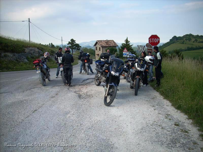 DSCN6011.JPG - Intanto gli altri ragazzi ci aspettano a valle...