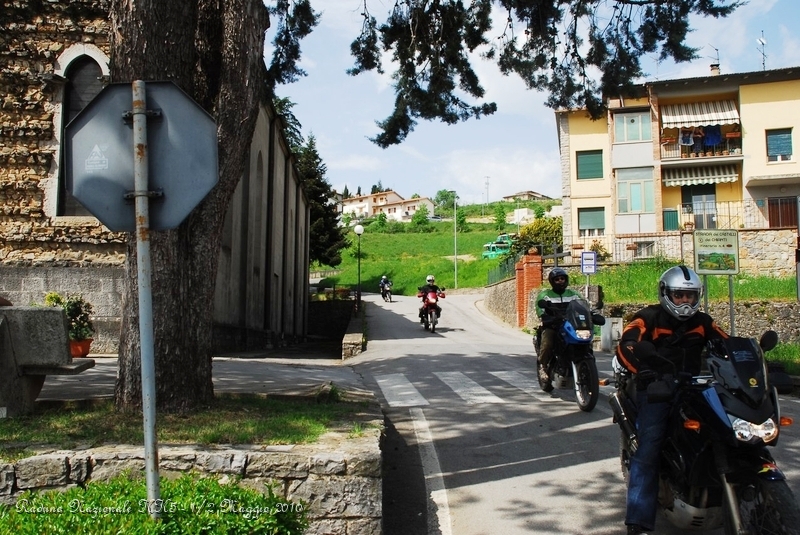 0026.JPG - Quello con la giacca verde e bianca è Peppe, viene da Napoli insieme a Francesco che però quest'ultimo, purtroppo, deve fare da zavorrino in quanto la sua kle questa mattina non è partita, dice che aveva problemi al blocchetto dell'accensione visto che in passato hanno pure tentato di fregargliela...