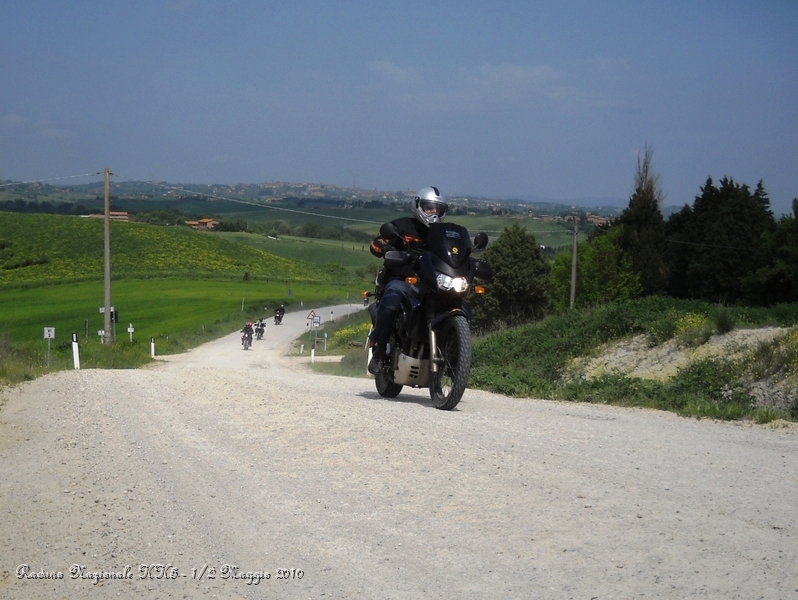 0073.JPG - In lontananza vedete Siena, qui siamo sullo sterrato di Radi...