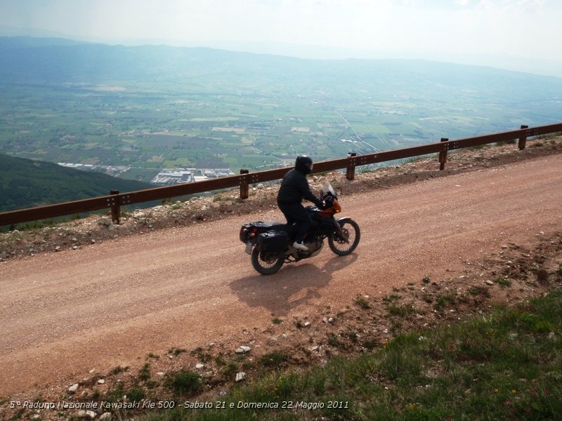 P5210792.JPG - Ed ecco il panorama mozzafiato del Monte Subasio che spazia dal Monte Amiata, Monte Cetona, Assisi, Perugia, il Lago Trasimeno e chi più ne ha più ne metta...