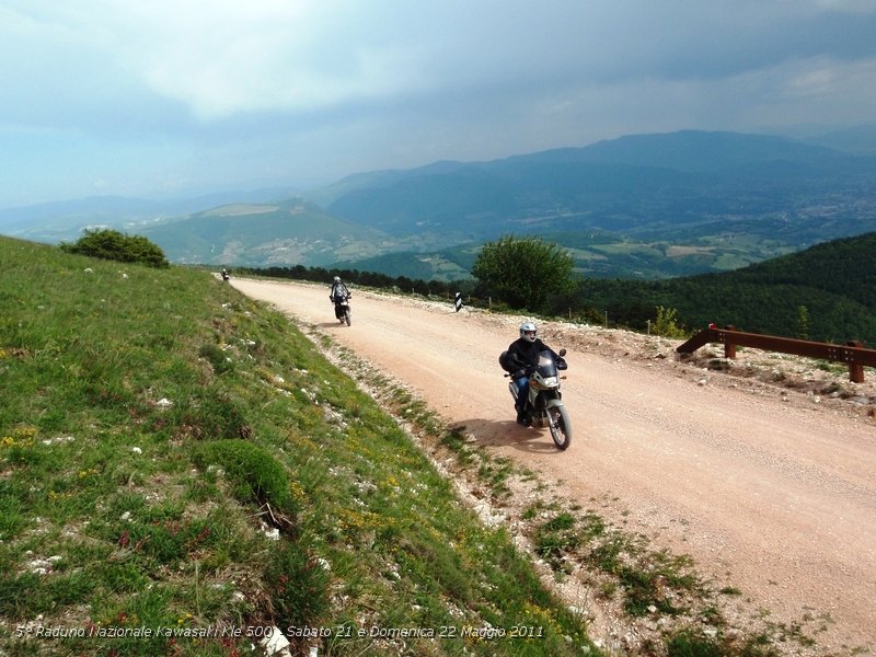 P5210794.JPG - Ed ecco il panorama mozzafiato del Monte Subasio che spazia dal Monte Amiata, Monte Cetona, Assisi, Perugia, il Lago Trasimeno e chi più ne ha più ne metta...