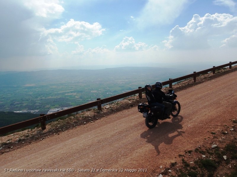 P5210800.JPG - Ed ecco il panorama mozzafiato del Monte Subasio che spazia dal Monte Amiata, Monte Cetona, Assisi, Perugia, il Lago Trasimeno e chi più ne ha più ne metta...