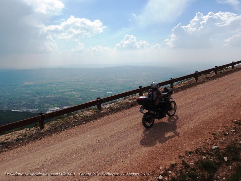 P5210801.JPG - Ed ecco il panorama mozzafiato del Monte Subasio che spazia dal Monte Amiata, Monte Cetona, Assisi, Perugia, il Lago Trasimeno e chi più ne ha più ne metta...