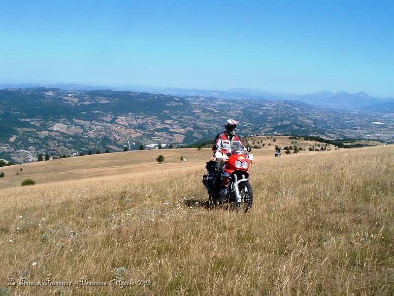 DSCF1126.JPG - Salita finale in mezzo al campo con vista panoramica immensa