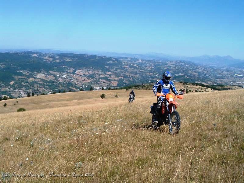 DSCF1127.JPG - Salita finale in mezzo al campo con vista panoramica immensa