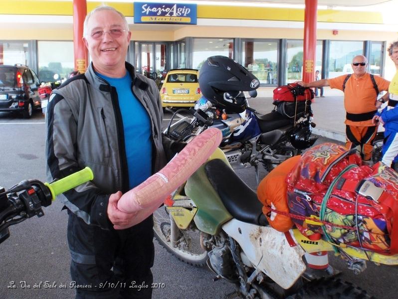 P7090025.JPG - Questo è Riccardo con in mano il cuscino di Gino, eheeh, questo personaggio s'è perso lo zaino in autostrada ritrovandolo stritolato 5 km più addietro... ovviamente percorsi a piedi a ritroso.. mah, che famiglia babbo !! :-)