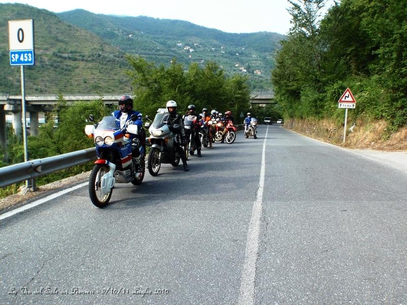 P7090037.JPG - Usciti dall'autostrada prendiamo una strada provinciale e tutti tirano un sospiro di sollievo, il caldo è veramente tanto, ma da questo momento cominciamo  a salire... per strada abbiamo lasciato Francesco col Tènèrè e Roberto...